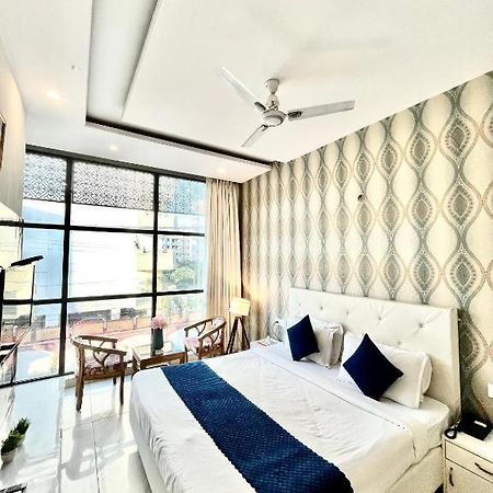 Hotel Hollywood Zirakpur Exteriör bild