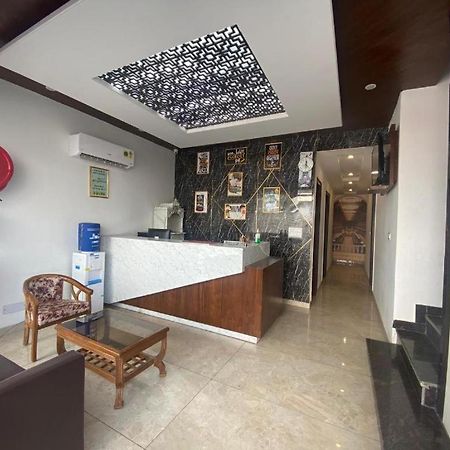 Hotel Hollywood Zirakpur Exteriör bild