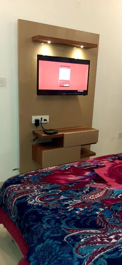 Hotel Hollywood Zirakpur Exteriör bild