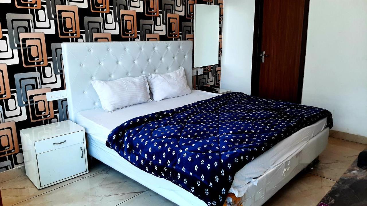 Hotel Hollywood Zirakpur Exteriör bild