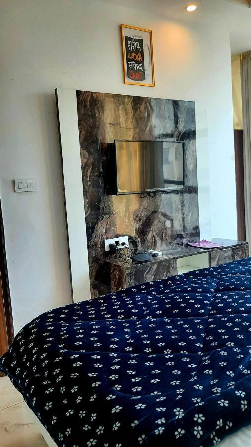 Hotel Hollywood Zirakpur Exteriör bild