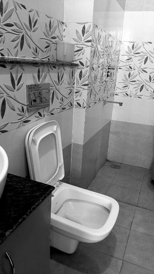 Hotel Hollywood Zirakpur Exteriör bild