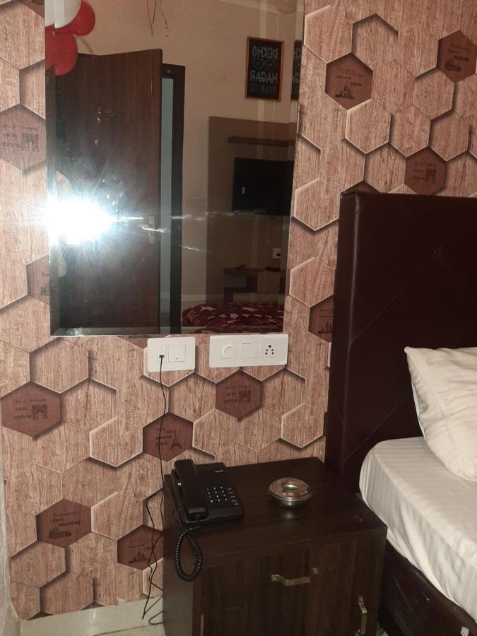Hotel Hollywood Zirakpur Exteriör bild