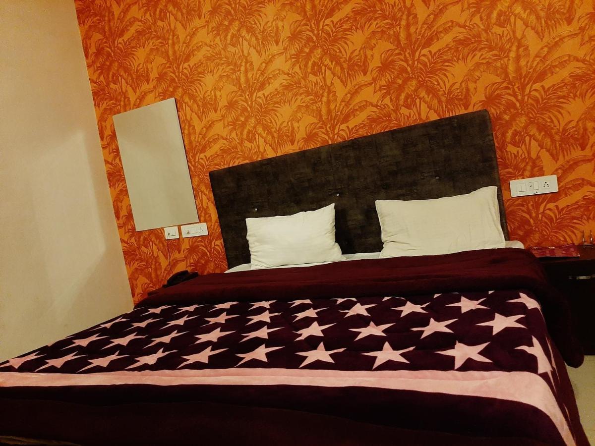 Hotel Hollywood Zirakpur Exteriör bild