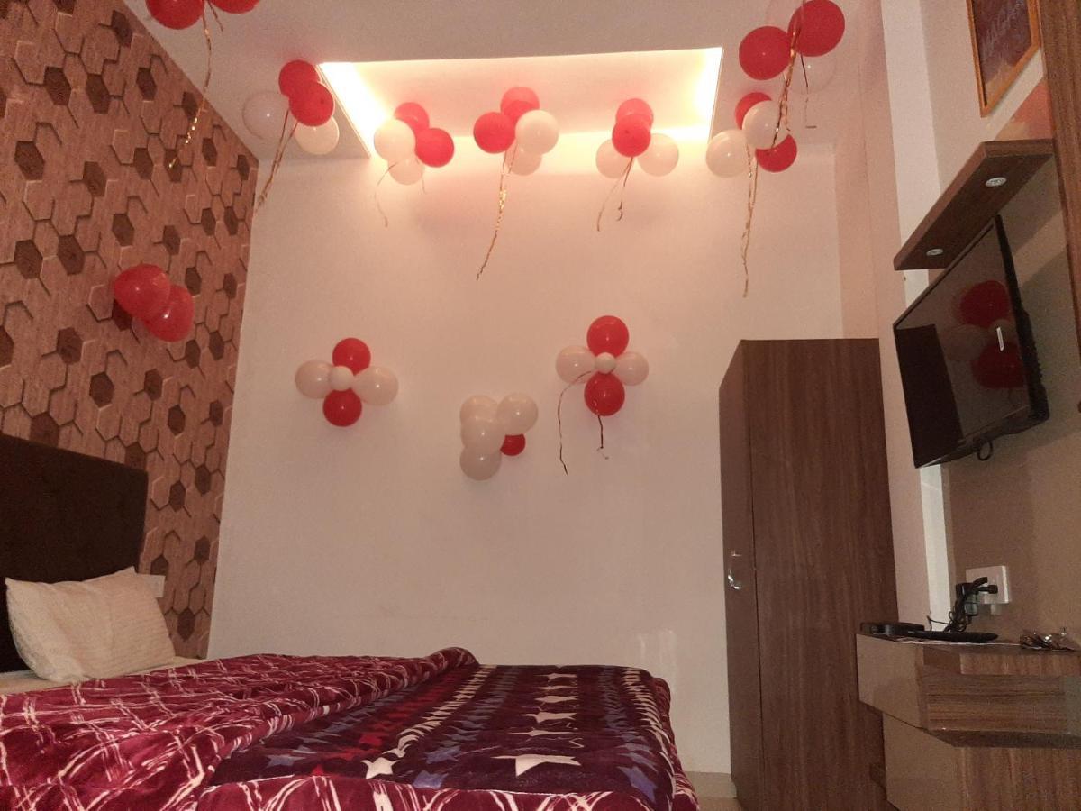 Hotel Hollywood Zirakpur Exteriör bild
