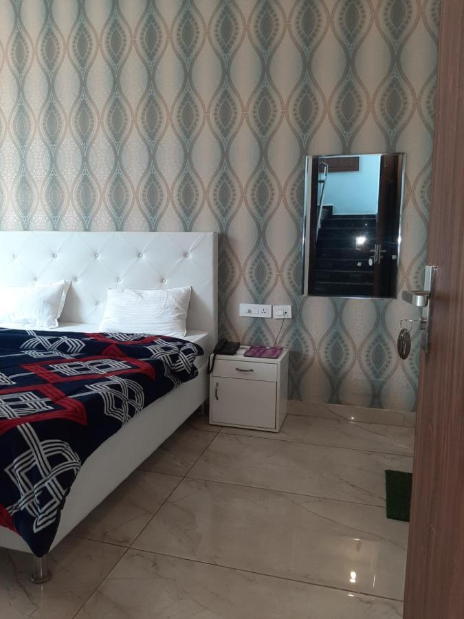 Hotel Hollywood Zirakpur Exteriör bild