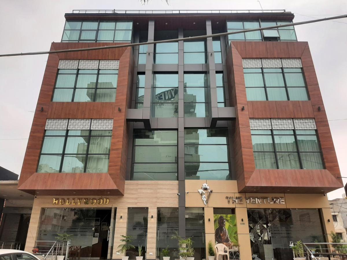 Hotel Hollywood Zirakpur Exteriör bild