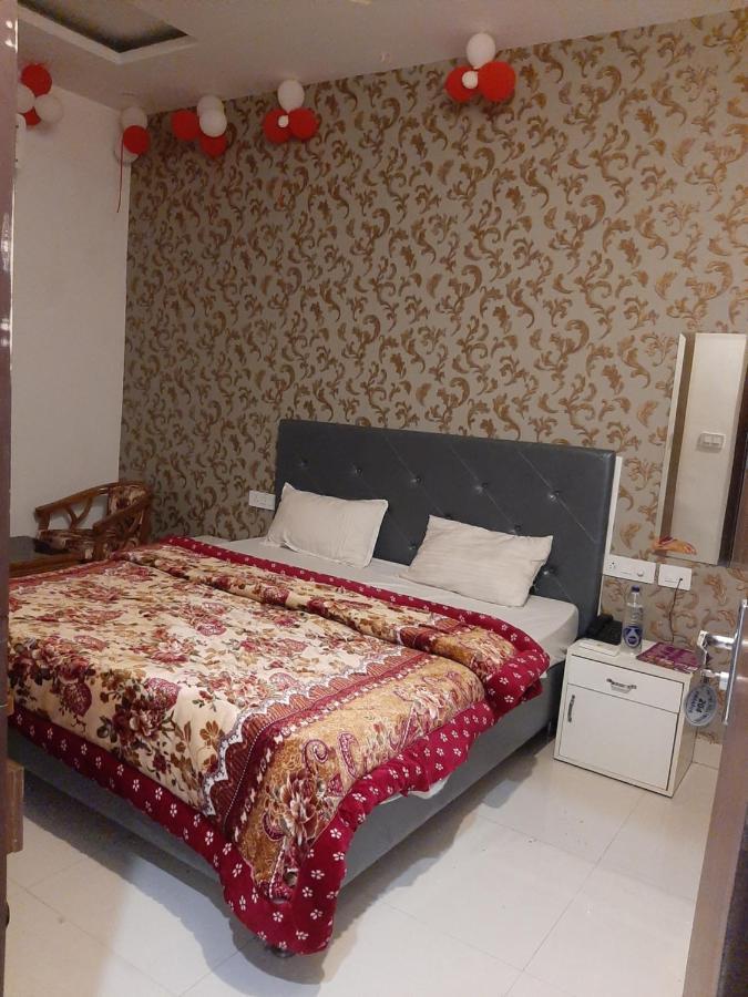 Hotel Hollywood Zirakpur Exteriör bild