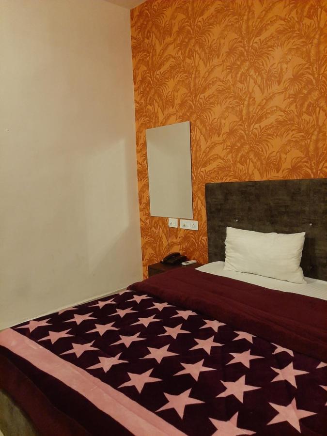 Hotel Hollywood Zirakpur Exteriör bild