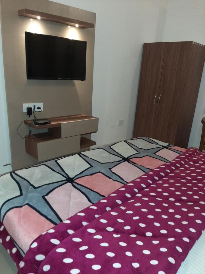 Hotel Hollywood Zirakpur Exteriör bild
