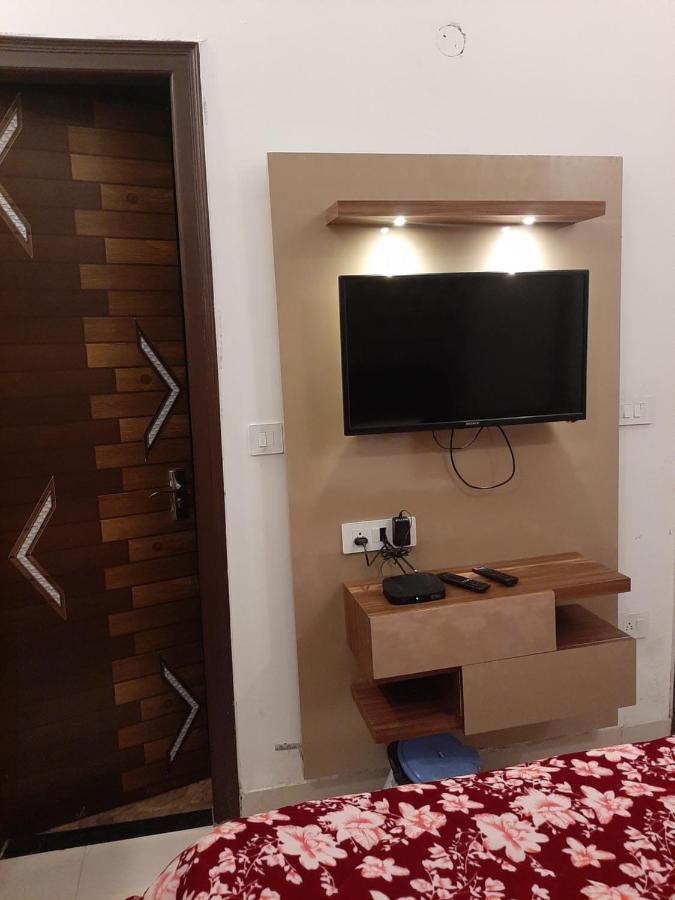 Hotel Hollywood Zirakpur Exteriör bild