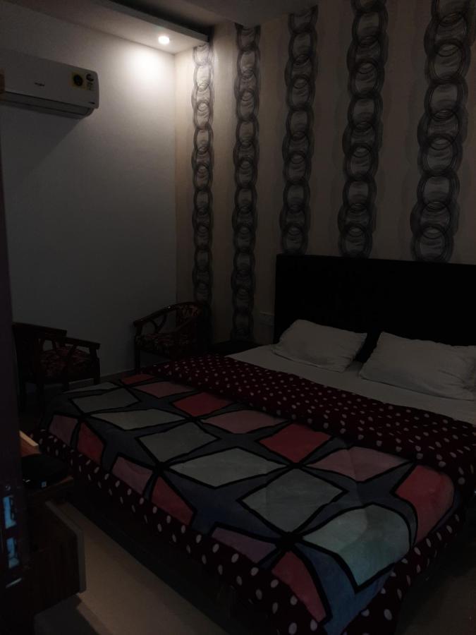 Hotel Hollywood Zirakpur Exteriör bild