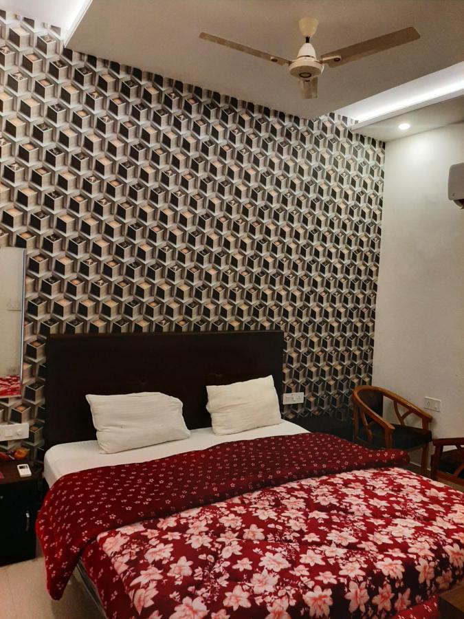 Hotel Hollywood Zirakpur Exteriör bild