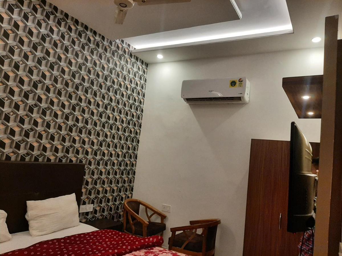 Hotel Hollywood Zirakpur Exteriör bild