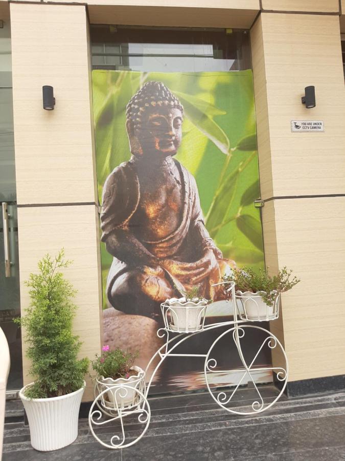 Hotel Hollywood Zirakpur Exteriör bild