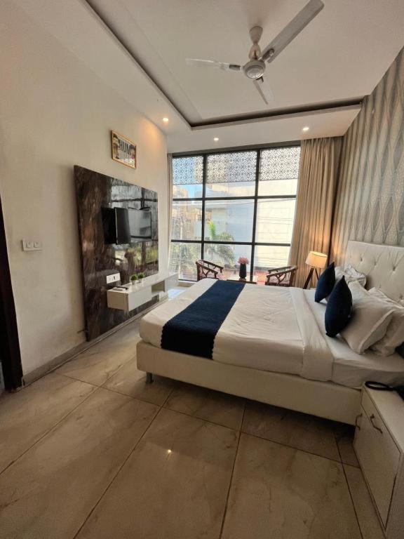 Hotel Hollywood Zirakpur Exteriör bild