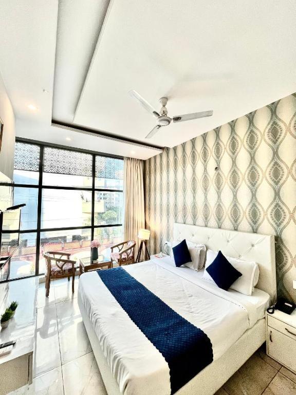 Hotel Hollywood Zirakpur Exteriör bild