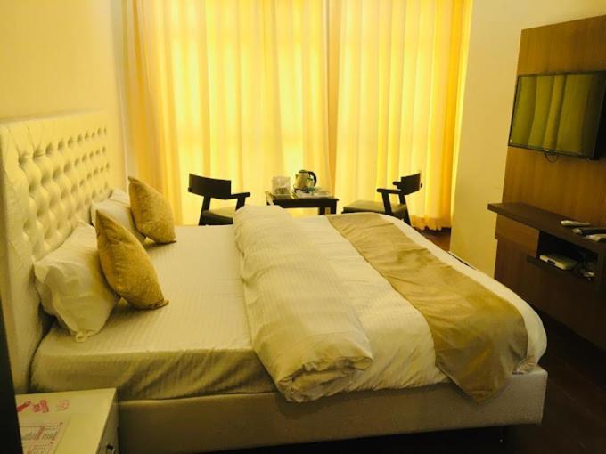 Hotel Hollywood Zirakpur Exteriör bild