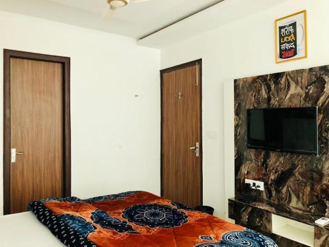 Hotel Hollywood Zirakpur Exteriör bild