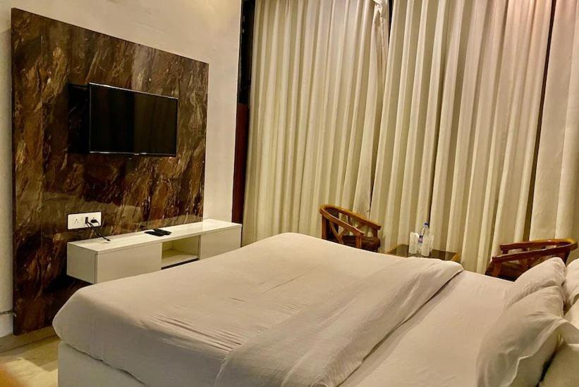Hotel Hollywood Zirakpur Exteriör bild