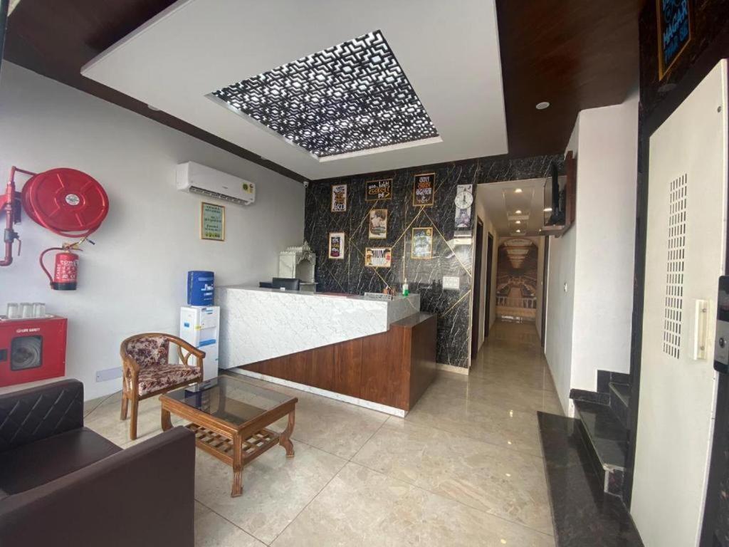 Hotel Hollywood Zirakpur Exteriör bild